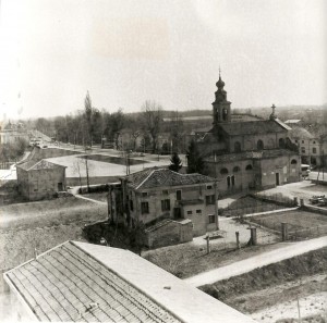 La vecchia canonica e la vecchia chiesa poco prima del loro abbattimento, riprese dalla nuova chiesa in costruzione